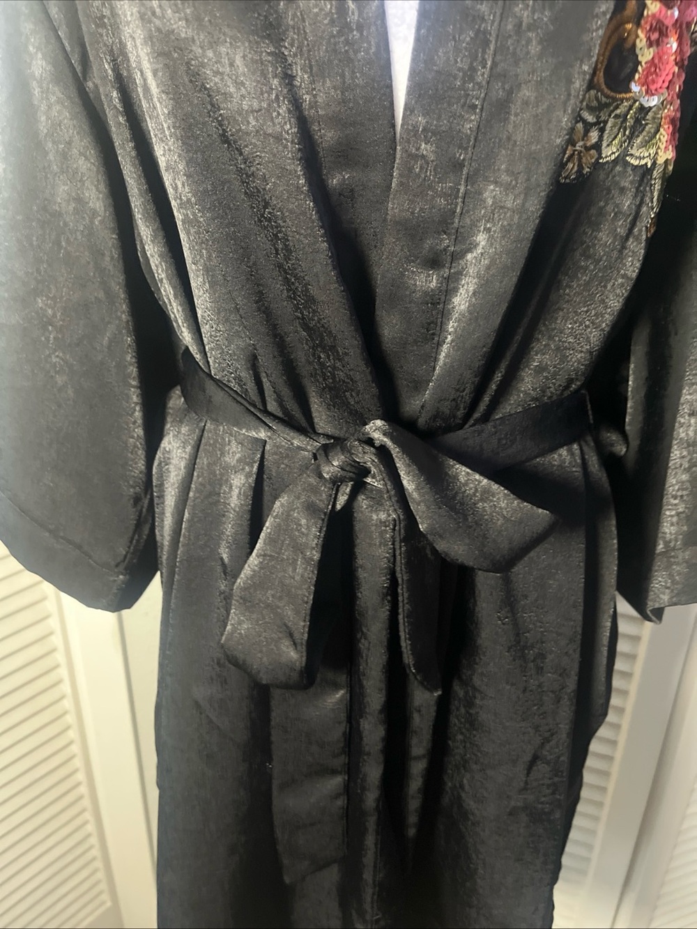 Nichole Lynel Black Satin Floral-Embroidered Robe Sz S - Picture 3 of 10